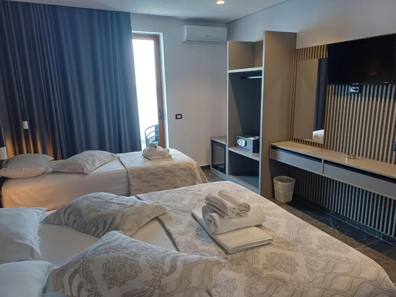 Blue Bay Hotel Sarande Bagian luar foto