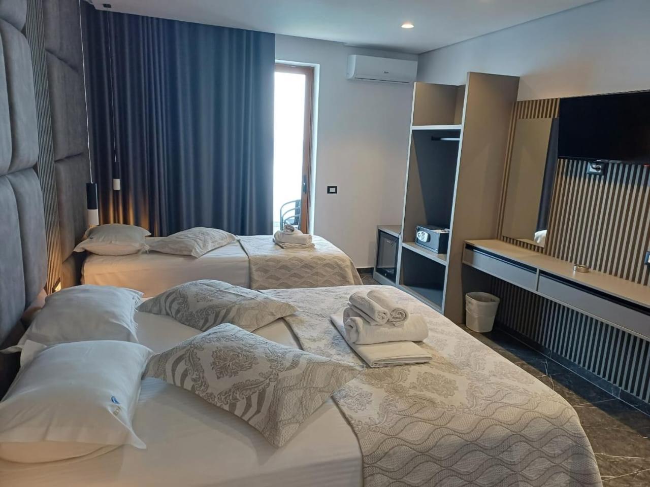 Blue Bay Hotel Sarande Bagian luar foto